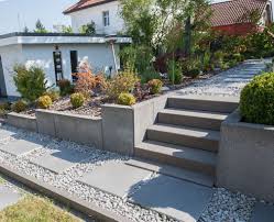 Treppenstufen Und Schrittplatten In Kiesschuttung Geben Eine Tolle Weggestaltung Und Fuhren Hinter In Den Garten Rinnero Platte Garteneingang Vorgarten Garten