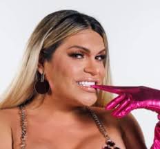 A ver, la que cantó en la Copa América fue KaRoL G, por eso me están  diciendo, ya hermanas van a hacer que se ofenda, ya ven como se ofendió  Laura Zapata