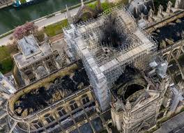 Tôt ce matin, vers 3h30, les pompiers ont quelque peu rassuré les parisiens et les français après plusieurs heures de luttes contre les flammes pour les premiers et de longues heures d'attente, d'angoisse et de prière pour les autres. Avant Apres Notre Dame Sous Toutes Ses Coutures