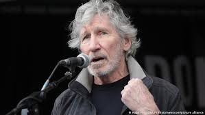 A spy tells us waters, 77, was dining out in the hamptons last week when they overheard him introduce his. Roger Waters Rechaza Oferta De Facebook No Sere Participe De Esta Patrana Zuckerberg Actualidad Dw 15 06 2021