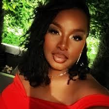 Simone Hayes's Instagram, Twitter & Facebook