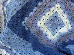 Eine fotografin aus münchen sucht auf einer griechischen insel nach einem neuen modell für die titelseite ihrer zeitschrift und erlebt allerlei abenteuer. Hakelanleitung Babydecke Aus Der Mitte