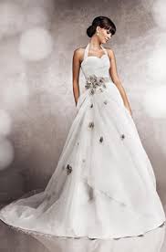 Wie wäre es beispielsweise mit einem knielangen hochzeitskleid, das mit farbigen akzenten an euren hochzeitsstil angepasst wird? Die Brautkleid Trends Traumhochzeit Cc