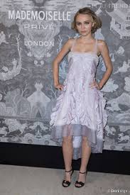 Idée couture robe de mairie robe chanel styliste modeliste mode blanche defile chanel tenue de fête robe de mariée courte. Lily Rose A Pique La Vedette A Sa Maman Dans Sa Robe Chanel Haute Couture Puretrend