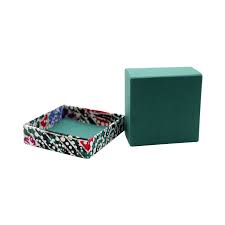 Cantik dan berseni, juga hasil hiasan unik dari tumbuhan. Kotak Gift Batik Mycraftshoppe Global Reach Local Identity