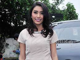 Gigi Putih Si Cantik Tyas Mirasih