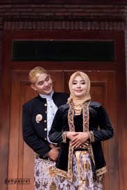 17 foto prewedding outdoor silvi dhanan konsep jawa minang di candi via poetrafoto.wordpress.com. Foto Prewedding Jawa Prewedmoto
