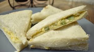 Ambil roti lagi dan isi dengan sayuran, tutup roti lagi. Resepi Sandwich Telur Hancur