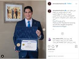 الفريق مهاب مميش والرئيس عبد الفتاح السيسي فخر مصر. Ø§Ù„Ø±Ø¦ÙŠØ³ Ø§Ù„Ø³ÙŠØ³ÙŠ ÙŠÙ…Ù†Ø­ Ø£Ø¨Ùˆ Ù‡Ø´ÙŠÙ…Ø© Ø´Ù‡Ø§Ø¯Ø© ØªÙ‚Ø¯ÙŠØ± Ø°Ù‡Ø¨ÙŠØ© Ø§Ù„Ø§Ù‚ØªØµØ§Ø¯ Ø¬Ø±ÙŠØ¯Ø© Ø§Ù„Ø·Ø±ÙŠÙ‚