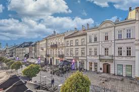 Krakowskie przedmieście, often abbreviated to krakowskie, is one of the best known and most prestigious streets of poland's capital warsaw,. Lubelskie Krakowskie Przedmiescie 34 Przyciagnelo Nowych Najemcow Biura