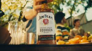 Jim Beam se apresenta como um bebida versátil em 