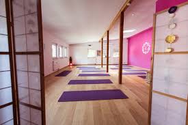 Flow yoga is usually a blend of yoga postures done in a sequence. Flowing Om Die Krebsmuhle