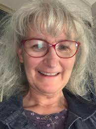 It's Tuesday, and we're excited to highlight one of our exceptional tour  guide, Ellen Baxter! 🎨✨ Ellen, what's your favorite part about working as  a professional tour guide at Mural Arts Philadelphia? "