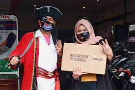 Sejumlah pejabat pemprov dan pihak keprotokoleran berusaha melerai wagub m al yasin ali foto elfa/harian halmahera. Wow Archives Smartfren