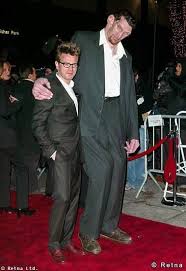 Tall Black Actor With Deep Voice Matthew Mcgrory Was 7 4 In Real Life He Died In 2005 Age 32 He Was The Giant In Big Fish Matthew Mcgrory Giant People Human Oddities