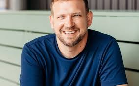 Triệu phú tự thân Mỹ đầu tư hơn 366 bất động sản chia sẻ bí quyết "bứt  phá": Làm giàu không khó, cứ học theo người giàu là được