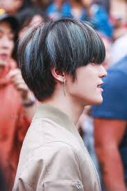 This combination is perfect, for those who prefer a subtle look even with such a distinct color combination. Le On Twitter Taeyong With Black Hair And Light Blue Streaks In It Iconic Color íƒœìš©