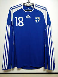 A young woman, who i guess is eriksen's wife or partner has made her way on to. Finland 2010 Auswarts Trikot