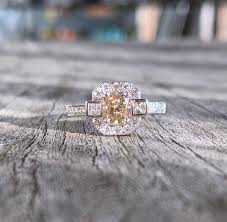 And yes that is my finger perks of working at kay jewelers! La Cognac Bague Moderne De Style Art Deco Avec Diamant Cognac Bijoux Anciens Paris E Shop De Bijoux Anciens Vintage De Luxe