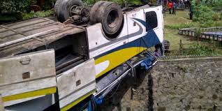 Setahun ane ini ky ri, gunung harta, haryanto, stj, agra mas. Bus Gunung Harta Terjun Ke Sungai Sopir Dan Bayi Tewas Merdeka Com