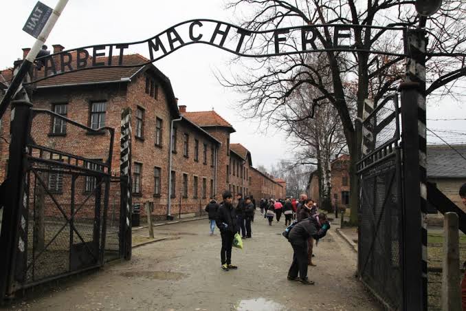 Auschwitz Gate: History and Meaning of the Auschwitz Inscription