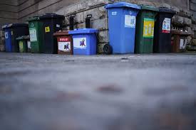 Il a attendu près du magasin mais il n'a rien eu a part une boîte de conserve, alors je lui ai. Dechets Esch Administration