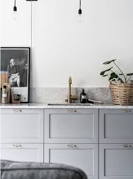 Aujourd'hui la cuisine est devenue une pièce à vivre, votre plan de cuisine ou votre plan de table prendra toute sa valeur une fois habillé de granit, de résine ou de marbre selon votre. Un Plan De Travail En Marbre Dans La Cuisine Plumetis Magazine