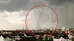 Bei einem unwetter mit einem tornado sind im südosten tschechiens mehrere menschen ums leben gekommen und verletzt worden. Da9jwuhejp56zm