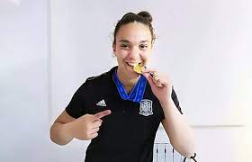 Y en el fútbol, gana el que domina ambas parcelas de peligro. Maria Valenzuela Sera El Primer Fichaje Del Levante Femenino