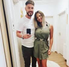 În cele 24 de ore petrecute împreună au plâns amândoi, el a încercat să o consoleze și, în cele din urmă, a decis să mai dea o șansă relației lor. CÄtÄlin MeÈter De La Insula Iubirii S A CÄsÄtorit Cu Iubita IspitÄ PanÄ La Adanci BÄtraneÈi Foto