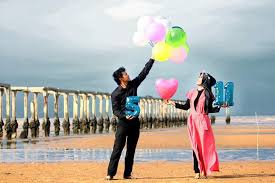 Konsep prewedding islami ini, cukup unik dan menarik karena memasukan musik tradisional. Konsep Prewedding Islami Berlatar Masjid Didukung Dengan Warna Sekitar Masjid Yang Cerah