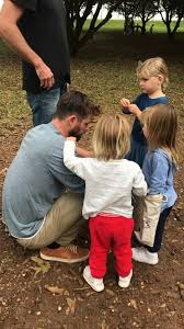 Viewing tweets won't unblock @sasha_hemsworth. With His Kids India Tristan And Sasha Chris Hemsworth Thor Chris Hemsworth Family Hemsworth