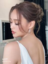 ทรงเกล้ามวยเจ้าสาวสายฝอเพื่อความเซ็กซี่