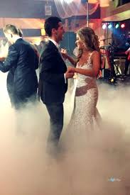 Es de las canciones que te pegan el pellizco y te invitan a pegar el primer salto. Las Mejores Canciones Para Bailar En Una Boda A Salir A La Pista