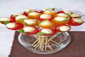 L'antipasto funghetti pomodori e mozzarella si prepara soltanto con mozzarelline a ciliegia pomodori e semi di sesamo bianchi. Bouquet Di Pomodorini E Mozzarelle Perfetto Per Antipasti Estivi