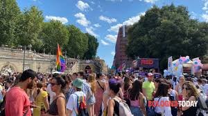 Rivolta Pride, le immagini della sfilata. E cè anche una proposta di  matrimonio | VIDEO