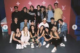 Hype House In 2020 Friend Photoshoot Hype Famous Girls
