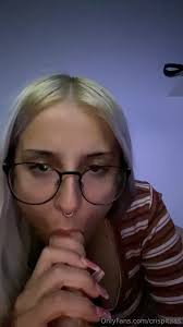 Crispitaas chupando her dildo favorito with abandon