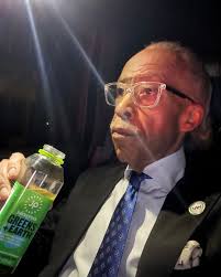 Finishing kale juice in the car, headed to 30 Rock. I'm live