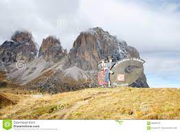 Every purchase you make puts money in an artist's pocket. Unterzeichnen Sie Mit Dem Logo Von Val Gardena Valley Auf Der Strasse Gesehen Von Passo Sella Redaktionelles Stockfotografie Bild Von Landschaft Bereich 89493027