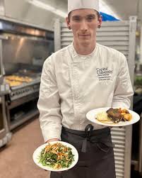 We are in ~love~ with this Valentine's Day event at Capital University! 😍  Students could make reservations for a fine dining experience, complete  with mocktails and candlelight! The menu featured: -Arugula salad