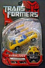 The original 2007 movie, transformers, ignited a firestorm of popularity surrounding the car, which even led to chevrolet introducing its own bumblebee over the weekend, an example of each of the modern camaros that starred in the transformers movies were sold as a group at a charity auction. Hasbro Transformers Movie Deluxe Bumblebee 81096 Camaro 2007 Autobot Gunstig Kaufen Ebay