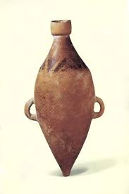 这个尖底的瓶子是半坡姑娘最喜欢用来打水 运水用的工具 它的口很小 可是肚子比较大 还有两个耳朵 原来这大肚子就能多装一些水 小口呢 在运水的时候 水不容易流出来 两个耳朵穿上绳子 就像你背书包似的 可以背上 也可以挎在肩上 还可以背上一个 一只手各提
