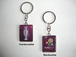 Место расположения эмблемы также четко отрегулировано — центральная часть груди клубы должны наносить данный логотип на матчи упл, кубка украины и суперкубка украины. Fussball Em Uefa Euro 2012 Tm Cup Ec Schlusselanhanger Logo Pokal Polen Ukraine Ebay