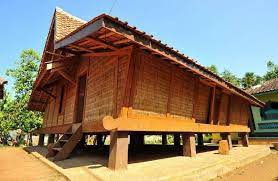 Sementara itu, desain rumah ini memiliki bentuk bidang trapesium jadi terlihat mirip dengan perahu yang terbalik. 5 Jenis Rumah Adat Jawa Barat Dan Keunikannya Courtina Courtina