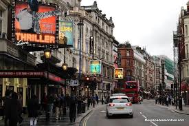La comédie musicale kinky boots a vu le jour à londres en août 2015. Les Spectacles Comedies Musicales Du West End A Londres