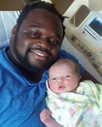 DESPUÉS DE VER AL BEBÉ QUE MI ESPOSA ELEGÍA, ESTABA LISTO PARA DEJARLA,  PERO ELLA ME DIJO: “HAY ALGO QUE DEBO DECIRTE”. Mi esposa y yo somos  negros. Llevamos 10 años juntos