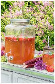 Rhabarber Erdbeer Bowle Rezept Lecker Und Fruchtig Fur Den Sommer Erdbeer Bowle Rezept Bowle Rezept Erdbeer Bowle