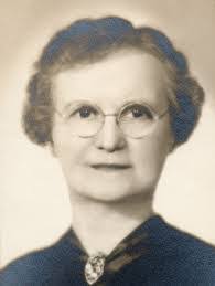 Elizabeth Crysler's Instagram, Twitter & Facebook