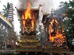 Rumah adat adalah rumah yang dibangun dengan cara yang sama dari generasi kegenerasi dan tanpa atau sedikit sekali mengalami perubahan. 7 Upacara Adat Di Indonesia Dan Tujuannya Yang Wajib Diketahui